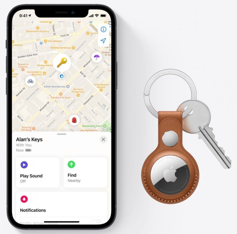 Spárovaný iPhone a AirTag