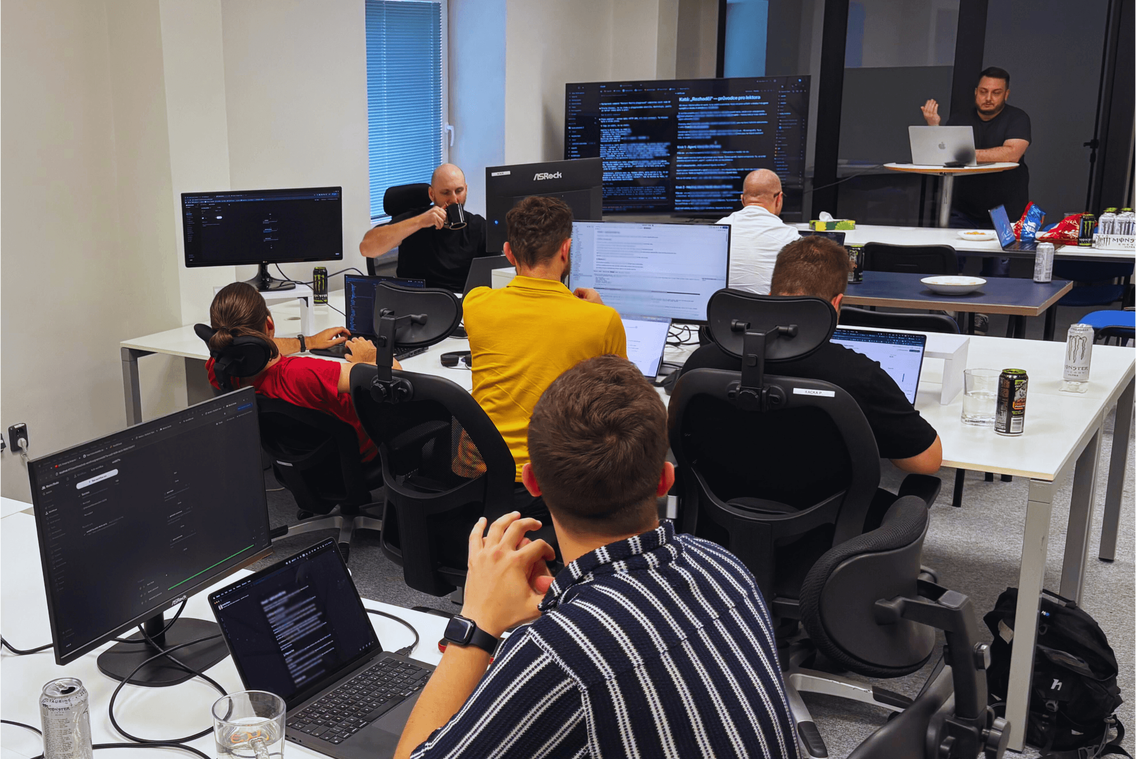 Jak postavit AI agenta, kterému můžete věřit: 6 kroků od promptu k produkčnímu workflow